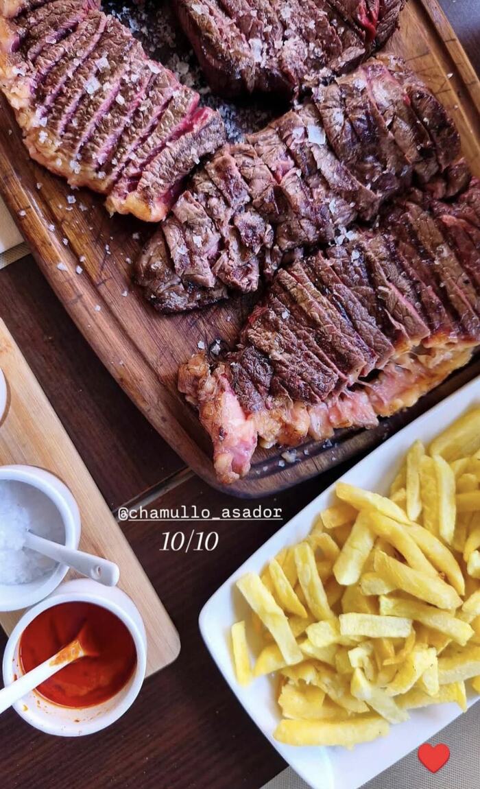 Carne a la brasa con patatas fritas en Chamullo Asador