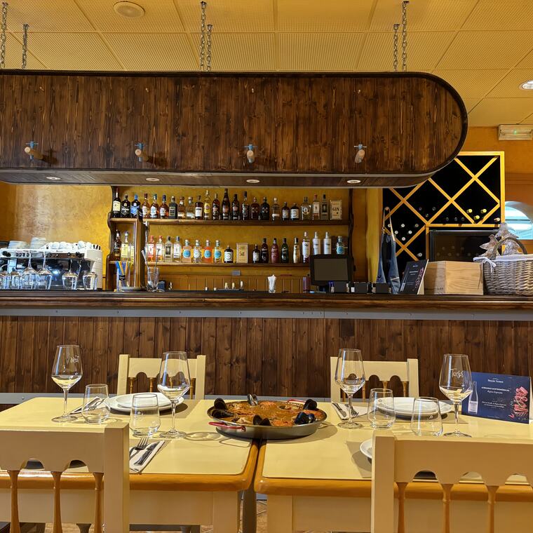 Interior y barra de Chamullo Asador, restaurante en Vigo